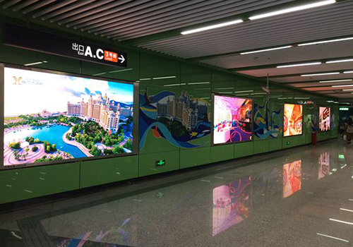 小间距LED显示屏应用在地铁站里的优势